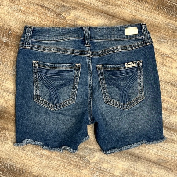Seven 7 Women's Denim Jean Shorts Size 6 Cut Off Lightly Distressed 4" Inseam - Picture 8 of 14